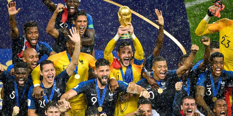 Il capitano della Francia Hugo Lloris alza la Coppa del Mondo a Mosca (ALEXANDER NEMENOV/AFP/Getty Images)