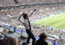 La foto di Macron che esulta durante la finale dei Mondiali