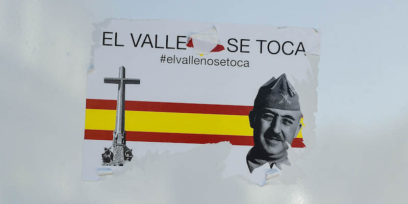 «La Valle non si tocca», dice un adesivo con sopra la faccia del dittatore spagnolo Francisco Franco (OSCAR DEL POZO/AFP/Getty Images)