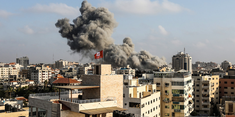 Il fumo causato da un bombardamento aereo di Israele su Gaza, il 14 luglio 2018 (MAHMUD HAMS/AFP/Getty Images)
