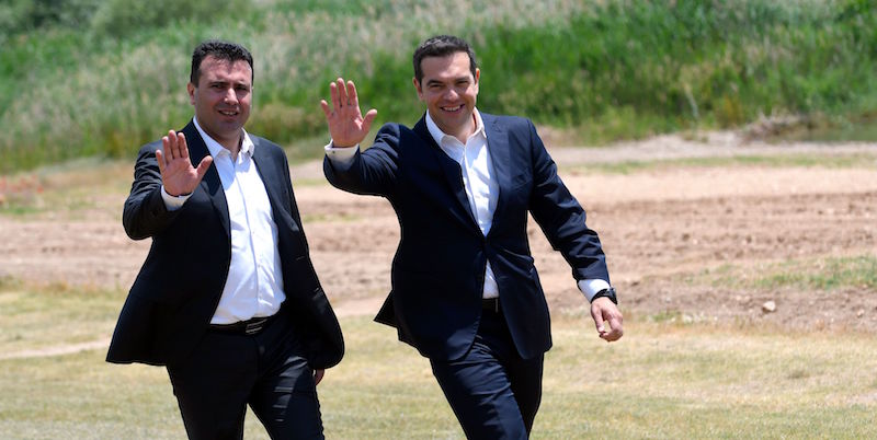 Il primo ministro macedone Zoran Zaev e il primo ministro greco Alexis Tsipras (MAJA ZLATEVSKA/AFP/Getty Images)