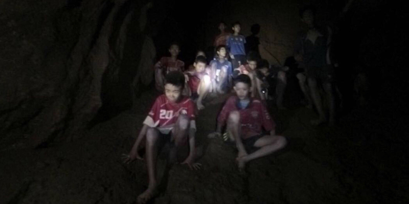 Le immagini dei ragazzini trovati nella grotta, tratte da un video del Tham Luang Rescue Operation Center, 2 luglio 2018 (Tham Luang Rescue Operation Center via AP)