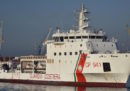 La nave della Guardia costiera con a bordo 67 migranti sta andando verso l'Italia