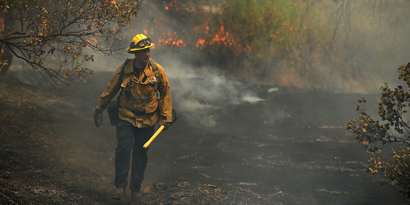 Un vigile del fuoco di Los Angeles in un campo bruciato dal cosiddetto "Carr Fire", vicino a Redding, in California, il 29 luglio 2018 (Justin Sullivan/Getty Images)