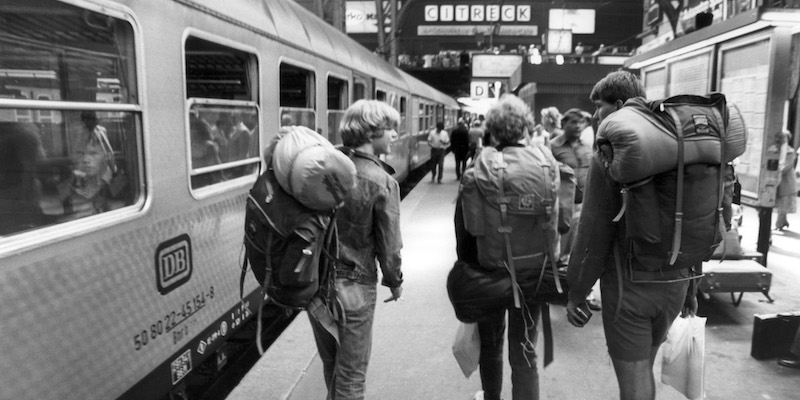 Tre giovani in viaggio Interrail alla stazione di Amburgo, in Germania, il 7 luglio 1982 (Werner Baum/picture-alliance/dpa/AP Images)