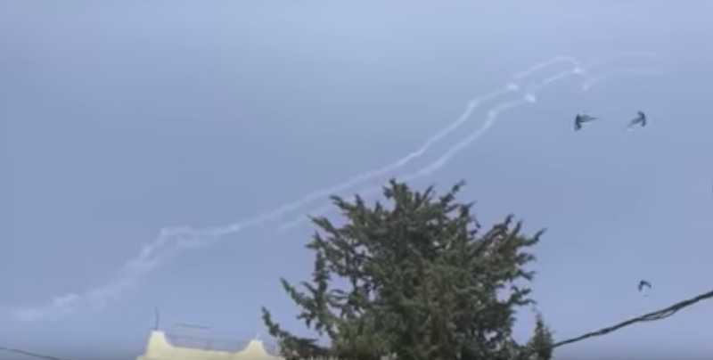 La scia di fumo lasciata dai missili Patriot lanciati dal nord di Israele contro l'aereo militare siriano