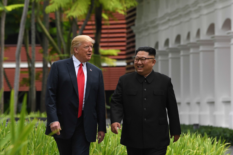 Il presidente statunitense Donald Trump e il dittatore nordcoreano Kim Jong-un durante il loro incontro a Singapore. (SAUL LOEB/AFP/Getty Images)