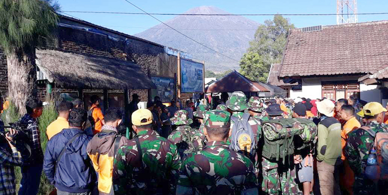 Soldati e squadre di soccorso indonesiane si preparano a liberare gli escursionisti intrappolati sul vulcano Rinjani, Lombok, Indonesia, 30 luglio 2018
(AP Photo)