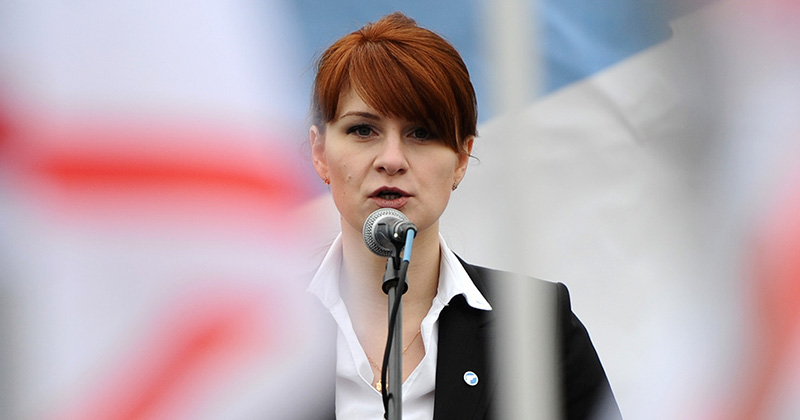 Maria Butina durante un comizio a Mosca per promuovere il libero possesso di armi, nel 2013 (AP Photo)