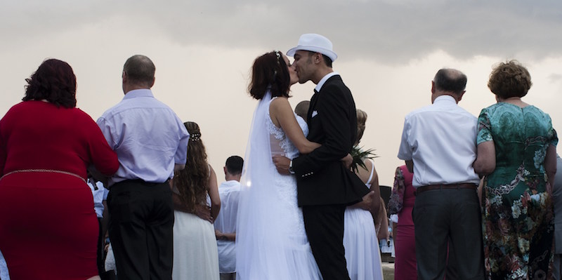 Una coppia israeliana si bacia dopo essersi sposata a Larnaca, Cipro (IAKOVOS HATZISTAVROU/AFP/Getty Images)
