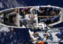 L'Italia farà approdare le navi militari con a bordo i migranti, ma solo per poco