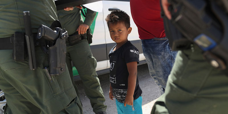 Un bambino dall'Honduras fermato con il padre vicino a Mission, Texas, 12 giugno 2018
(John Moore/Getty Images)