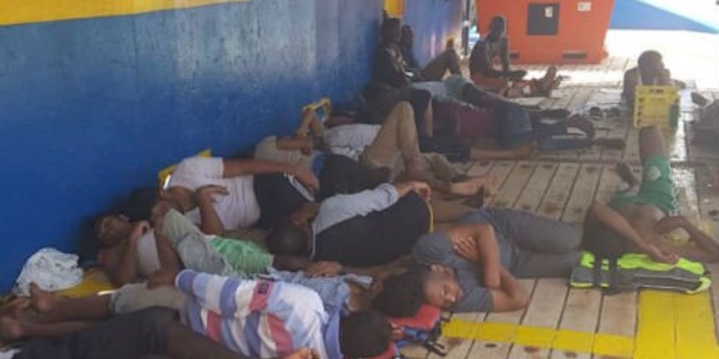 Alcuni dei 40 migranti a bordo della nave cargo Sarost 5 (InfoMigrants)