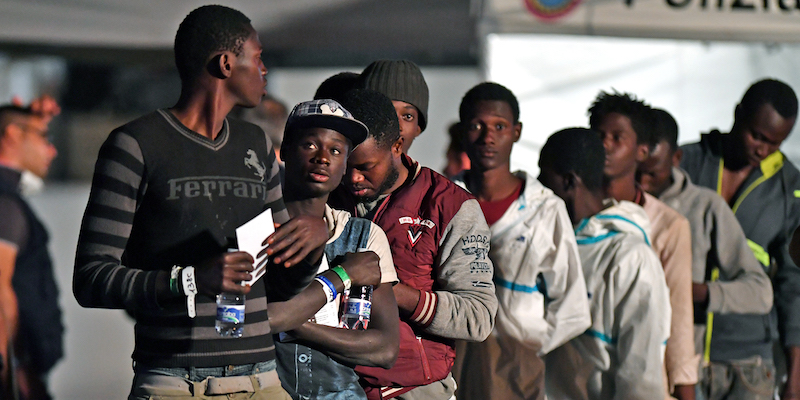 Un gruppo di migranti sbarcati dal Diciotti della Guardia Costiera a Pozzallo, in Sicilia, il 19 giugno 2018 (GIOVANNI ISOLINO/AFP/Getty Images)