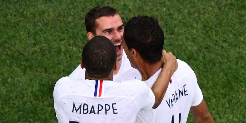 I francesi Antoine Griezmann, Raphael Varane e Kylian Mbappe nella vittoria contro l'Uruguay ai quarti di finale (ANTONIN THUILLIER/AFP/Getty Images)