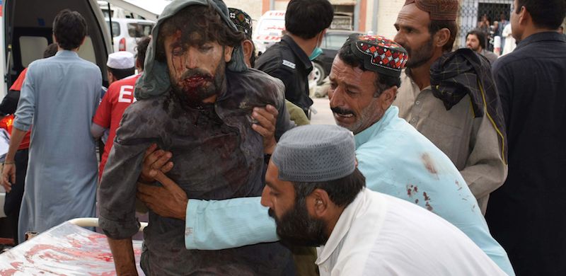 Una persona ferita nell'attentato di Mastung e portata nell'ospedale di Quetta, in Pakistan, 13 luglio 2018
(BANARAS KHAN/AFP/Getty Images)