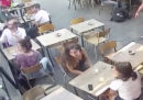 Il video virale di una donna molestata e schiaffeggiata a Parigi