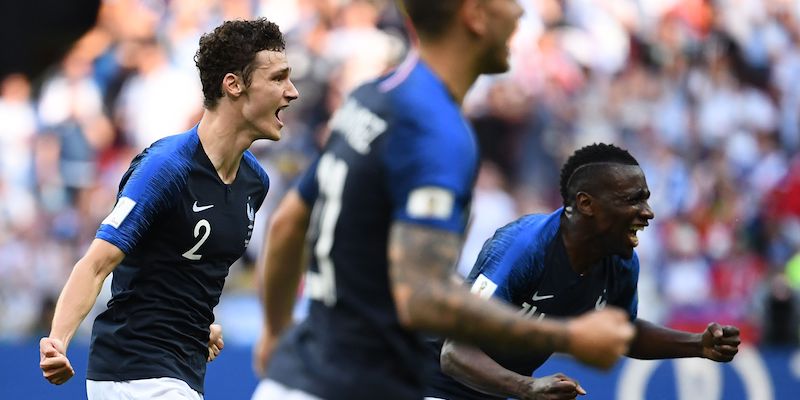 Benjamin Pavard e Blaise Matuidi osservano il secondo gol della Francia negli ottavi di finale contro l'Argentina (FRANCK FIFE/AFP/Getty Images)