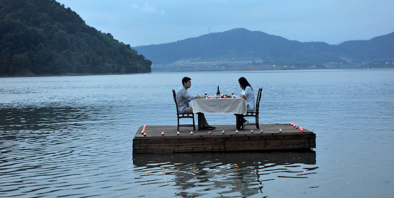 A cena su un ristorante galleggiante sul lago di Lin'an, in Cina, 7 agosto 2015
(Imaginechina via AP Images)