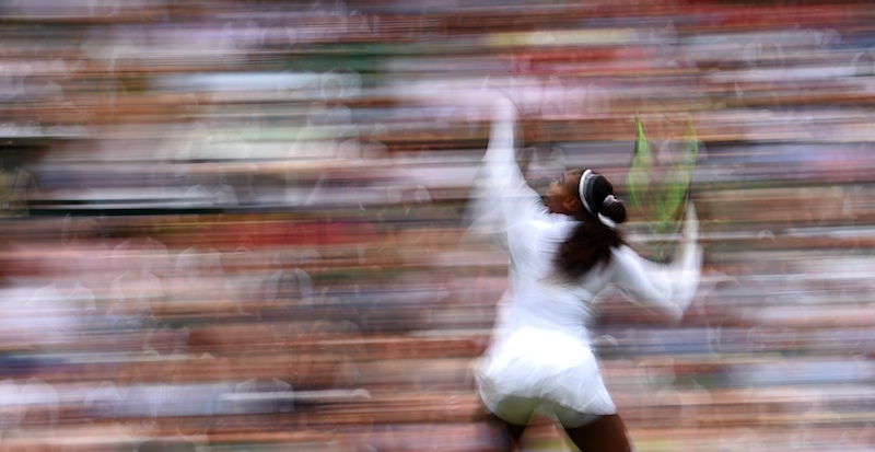 Serena Williams serve contro la bulgara Viktoriya al secondo turno di Wimbledon, Londra, 4 luglio 2018
(OLI SCARFF/AFP/Getty Images)