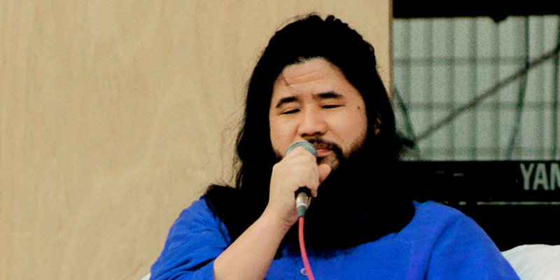 Shoko Asahara durante un raduno di Aum Shinrikyō a Tokyo, nell'ottobre del 1990 (Kyodo via AP Images)