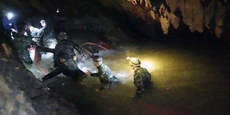 Soccorritori all'interno della grotta (Tham Luang Rescue Operation Center via AP)