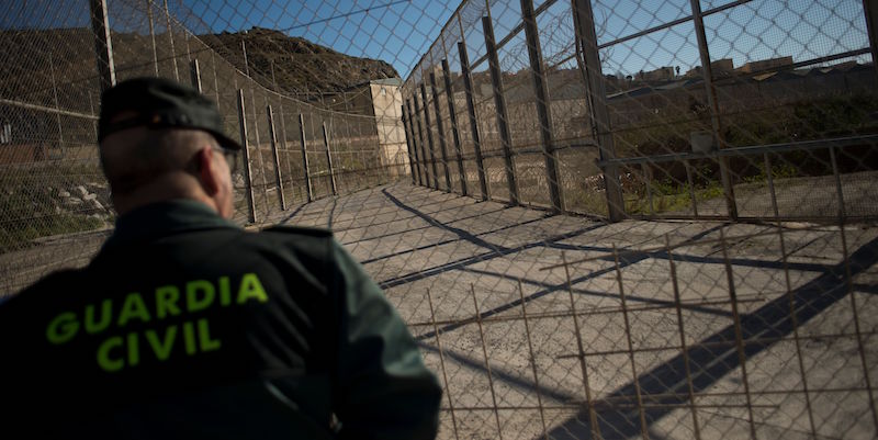 Un agente della Guardia civile spagnola in mezzo alla barriera tra Marocco e Ceuta (JORGE GUERRERO/AFP/Getty Images)
