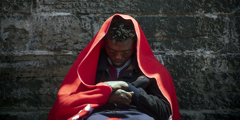 Un migrante al porto di Tarifa, nel sud della Spagna (AP Photo/Marcos Moreno)