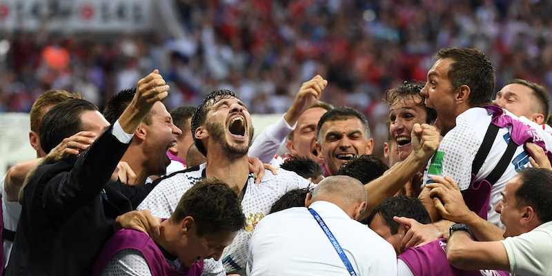 I giocatori della Russia esultano dopo la vittoria ai rigori contro la Spagna negli ottavi di finale dei Mondiali (YURI CORTEZ/AFP/Getty Images)