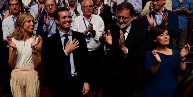 Pablo Casado, secondo da sinistra, sua moglie Isabel Torres Orts, la prima a sinistra, Mariano Rajoy e Soraya Sáenz de Santamaría (PIERRE-PHILIPPE MARCOU/AFP/Getty Images)