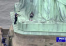 Liberty Island è stata evacuata dopo che una donna si è arrampicata sulla base della Statua della Libertà