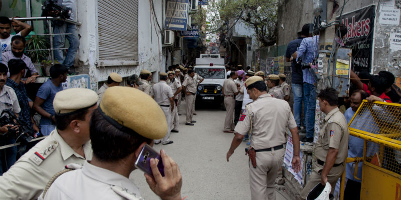 10 persone di una famiglia sono state trovate impiccate in un negozio di Delhi, in India