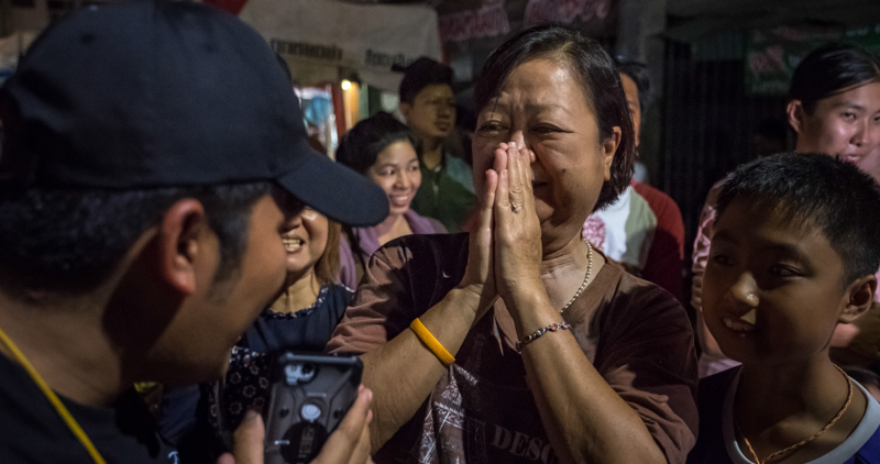 Alcune delle persone radunate davanti all'ospedale di Chiang Rai per aspettare i ragazzi estratti dalla grotta. (Linh Pham/Getty Images)