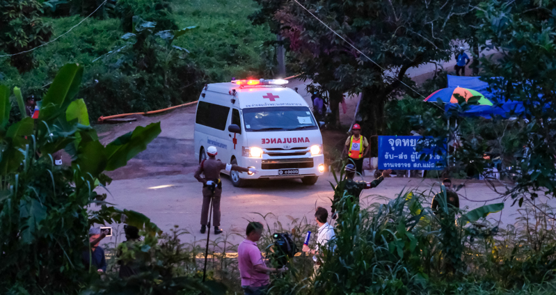 Un'ambulanza si allontana dalla grotta con a bordo uno dei ragazzi estratti. (Linh Pham/Getty Images)