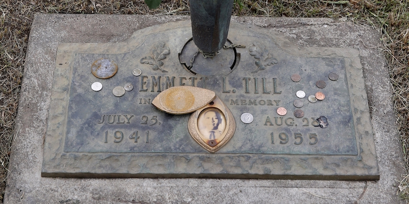 La lapide della tomba di Emmett Till nel cimitero di Burr Oak, ad Alsip, in Illinois (AP Photo/Charles Rex Arbogast)