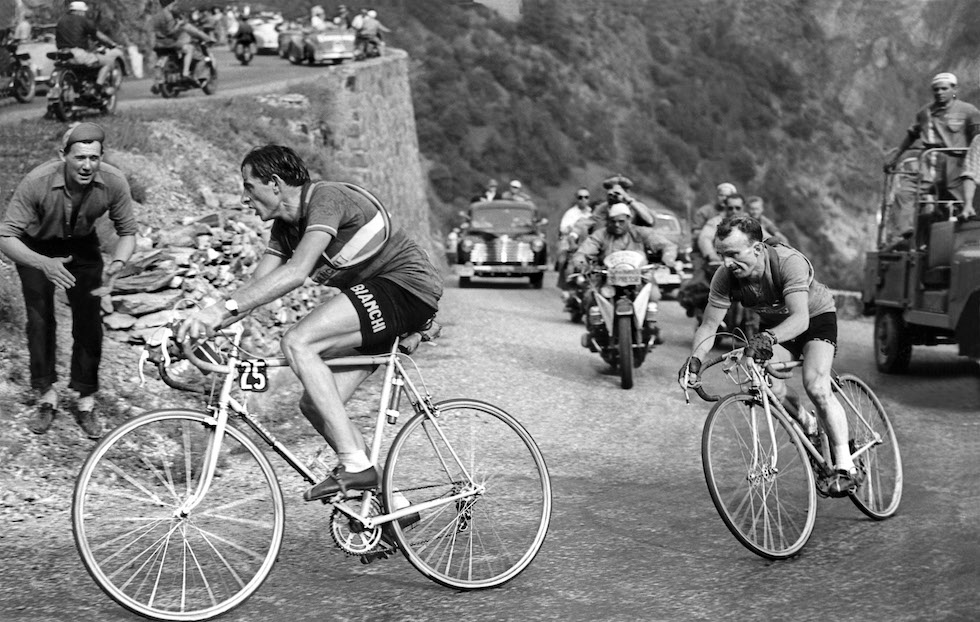Fausto Coppi e il francese Jean Robic durante la decima tappa del Tour del 1952, corsa il 4 luglio da Lausanne all'Alpe d'Huez (AP Photo)