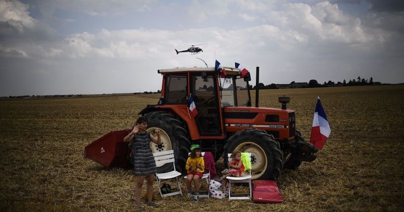 Tifosi vicino a un trattore lungo la settima tappa del Tour de France, tra Fougeres e Chartres, 13 luglio 2108
(JEFF PACHOUD/AFP/Getty Images)