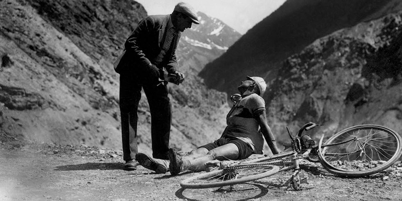 Il belga Léo Amberg a bordo strada durante la settima tappa del Tour del 1936 (AFP/Getty Images)