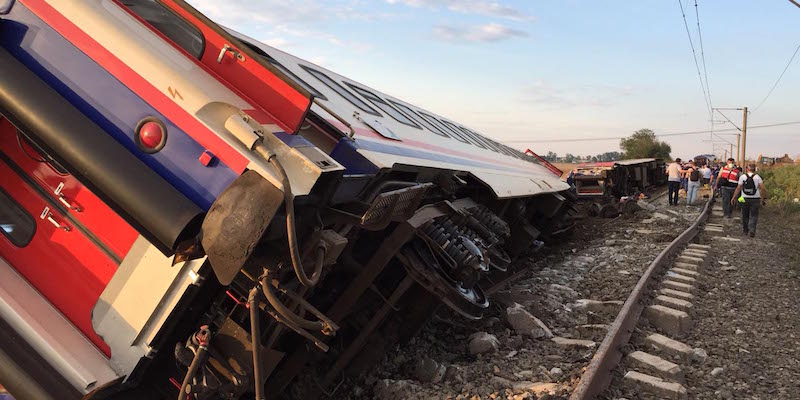 Un treno è deragliato in Turchia, ci sono almeno 24 morti
