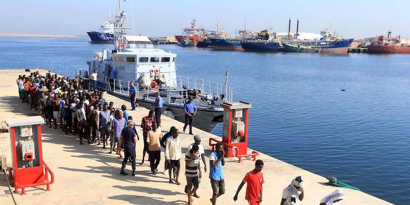 Migranti al porto di Tripoli (MAHMUD TURKIA/AFP/Getty Images)