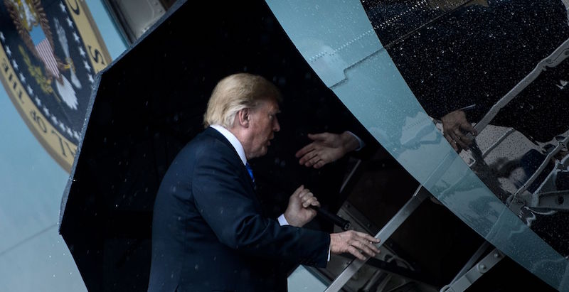 Donald Trump sale a bordo dell'Air Force One il 24 luglio 2018 (BRENDAN SMIALOWSKI/AFP/Getty Images)