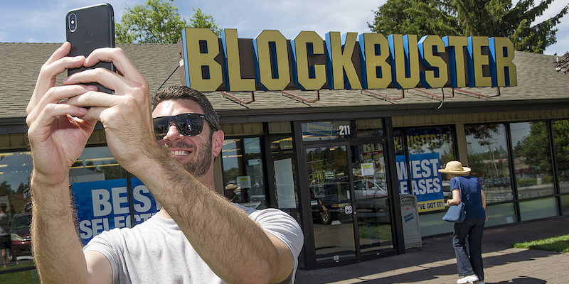 Un selfie di fronte all'ultimo negozio di Blockbuster degli Stati Uniti, quello di Bend, in Oregon, il 13 luglio 2018 (Ryan Brennecke/Bulletin photo)