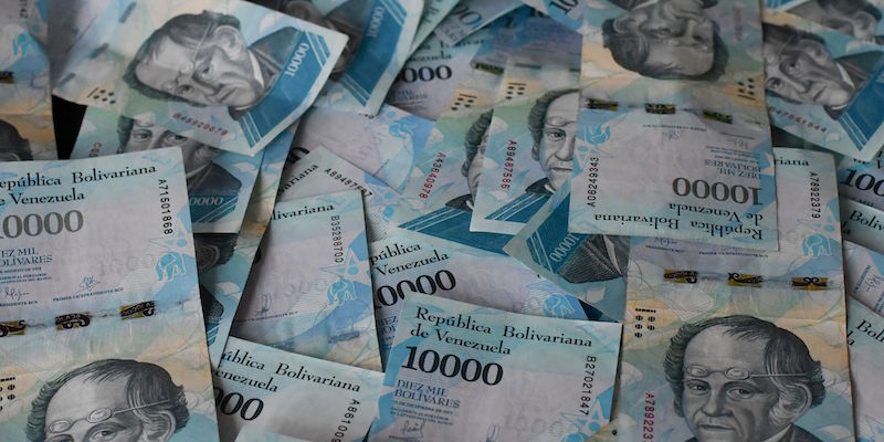 Banconote da 10.000 bolivar (JUAN BARRETO/AFP/Getty Images)