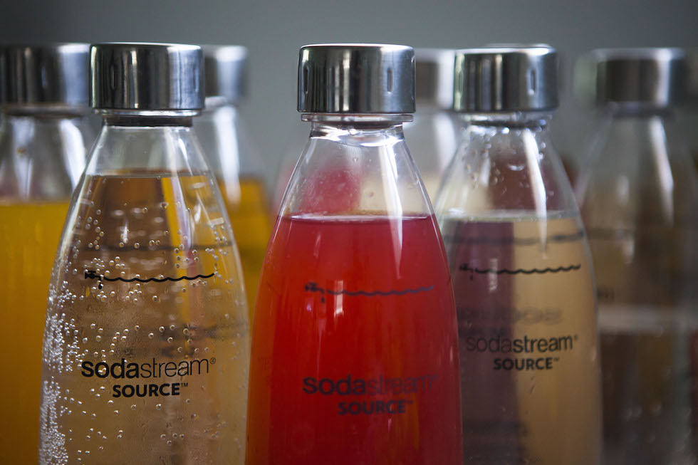 Alcuni prodotti di SodaStream. (AP Photo/Dan Balilty)
