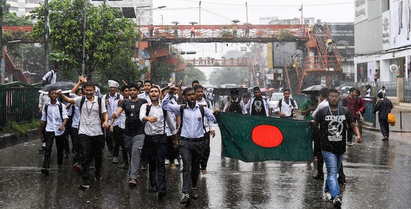 Una manifestazione studentesca a Dacca, 30 luglio 2018 
(MUNIR UZ ZAMAN/AFP/Getty Images)