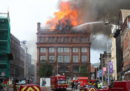 Uno storico palazzo di Belfast ha preso fuoco e rischia di crollare