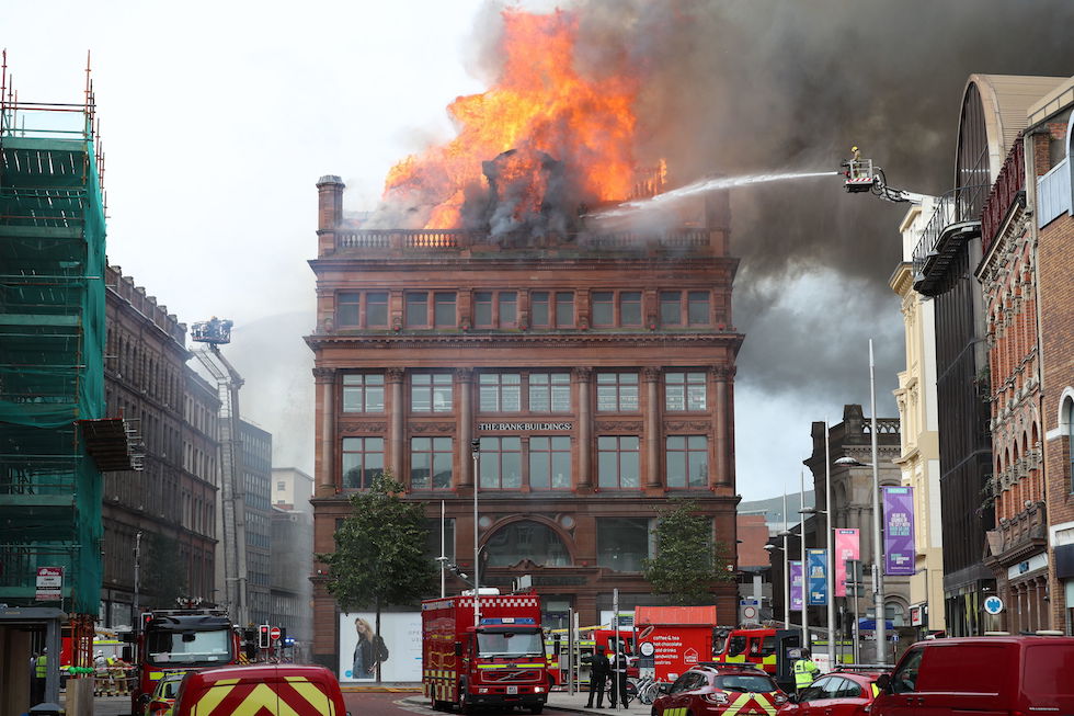 Uno storico palazzo di Belfast ha preso fuoco e rischia di crollare