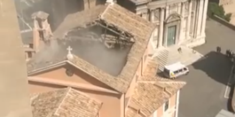È crollato il tetto della chiesa di San Giuseppe dei Falegnami a Roma, non ci sono feriti
