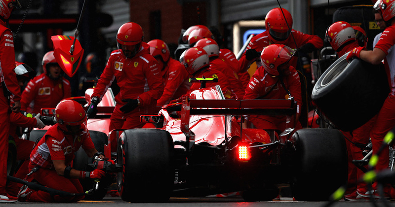 I meccanici Ferrari durante le qualifiche del Gran Premio di Formula 1 del Belgio, il 25 agosto (Mark Thompson/Getty Images)