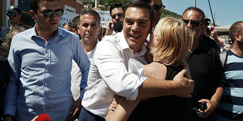 Alexis Tsipras con una sostenitrice, Itaca, 21 agosto 2018 (MENELAOS MYRILLAS/AFP/Getty Images)